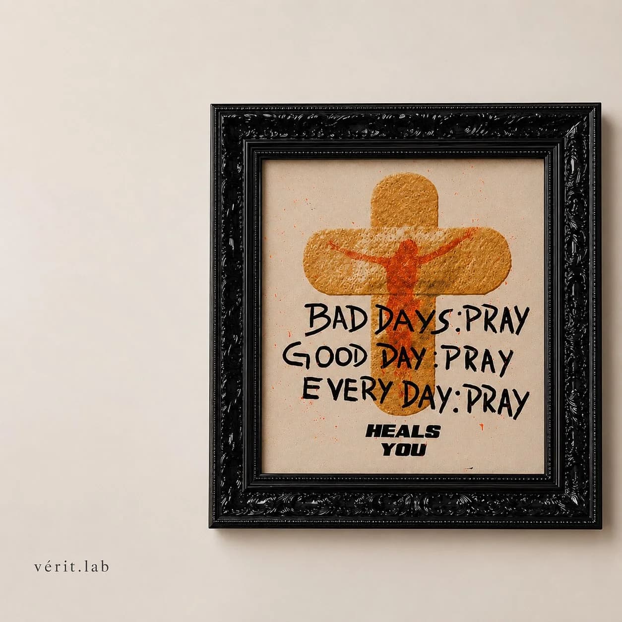 Quadro de moldura preta entalhada com uma cruz laranja e a frase every day pray