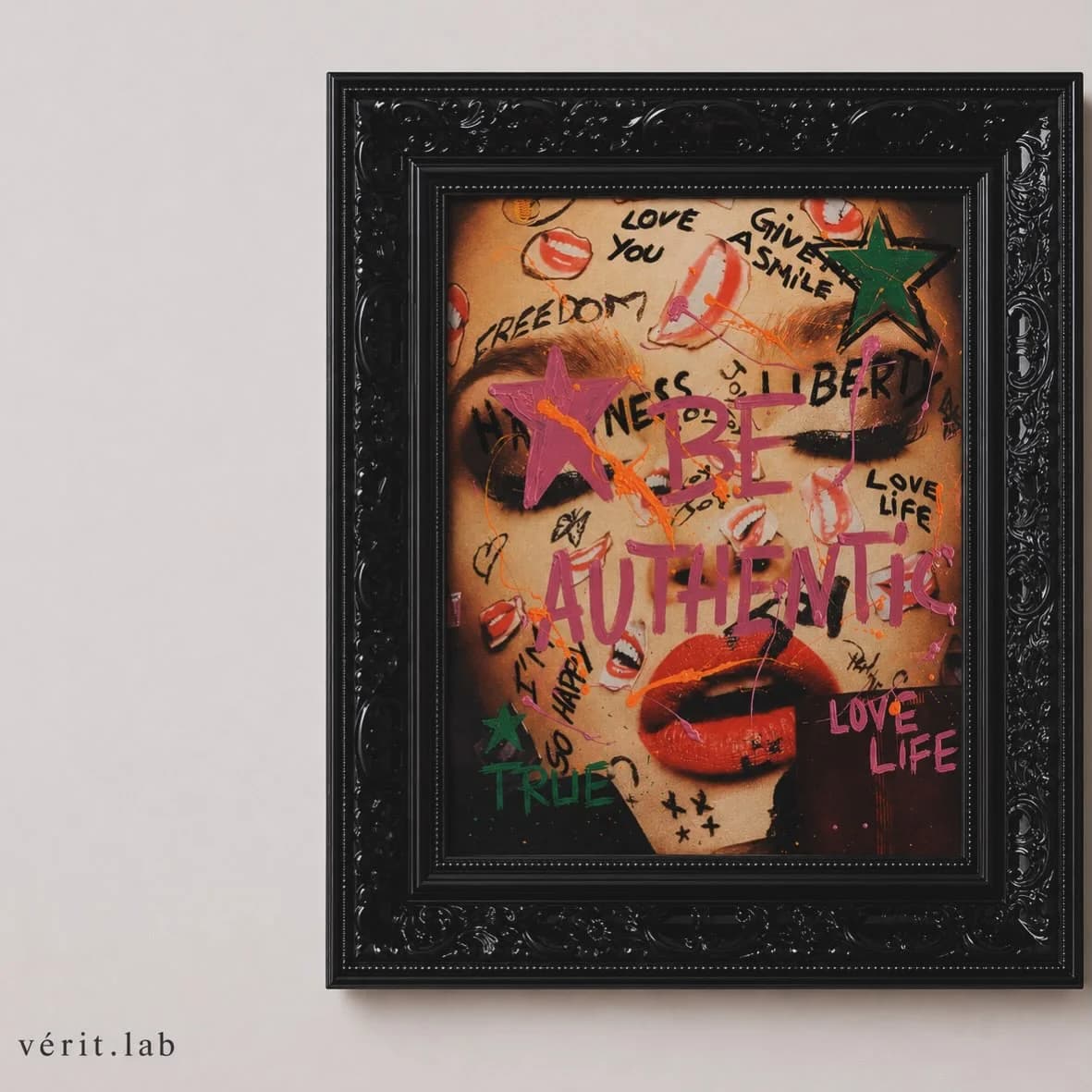 Quadro de moldura preta com um rosto em close coberto de palavras grafitadas em rosa, como be authentic