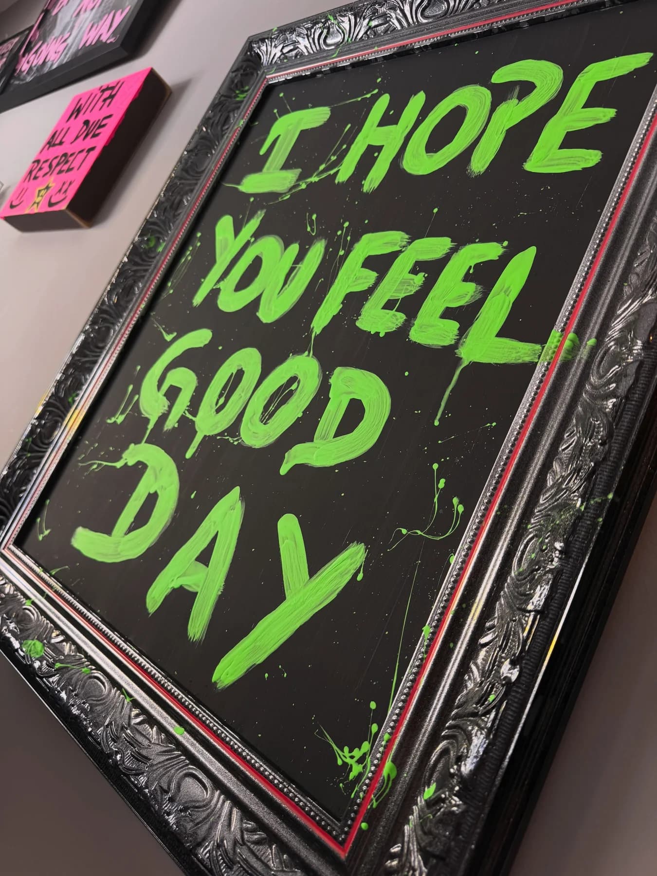 Quadro de moldura preta entalhada com fundo preto e a frase i hope you feel good day em verde neon (foto 2)
