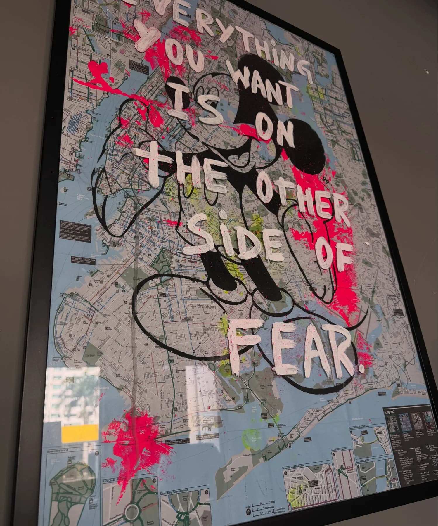 Quadro em colagem sobre mapa com a frase everything you want is on the other side of fear (foto 2)