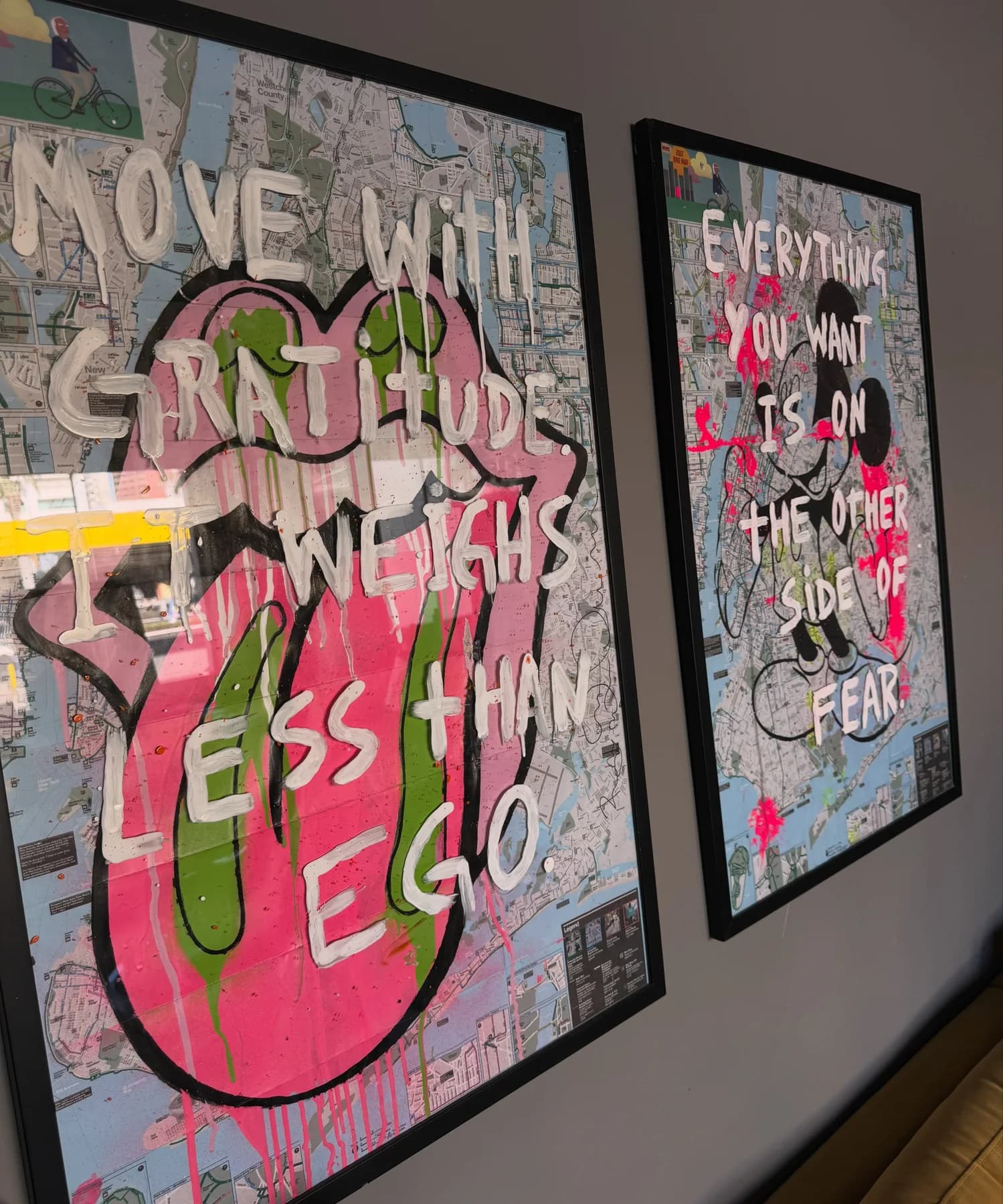 Quadro com a frase move with gratitude it weighs less than ego em grafite (foto 2)