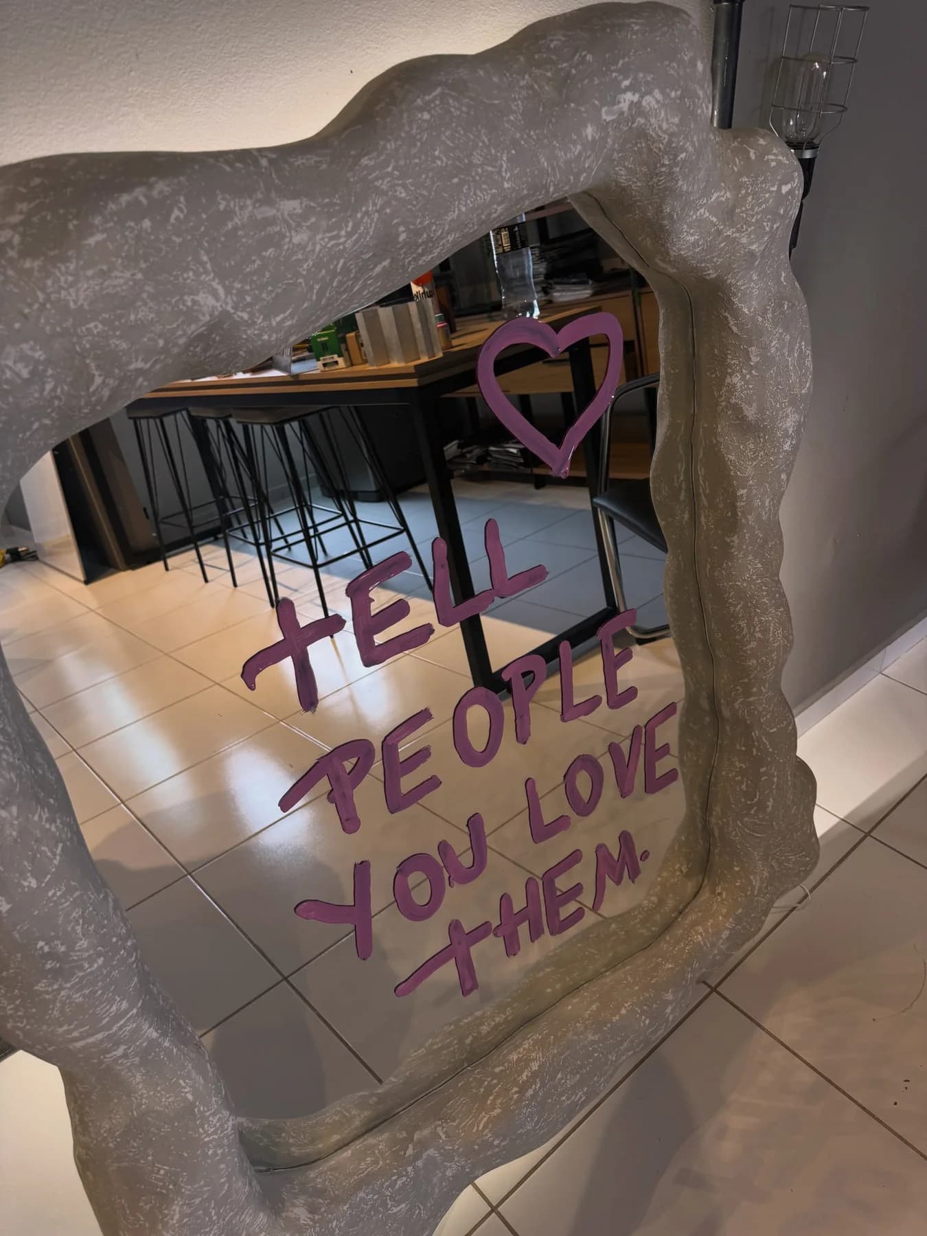 Espelho de moldura orgânica cinza com a frase tell people you love them pintada em roxo (foto 2)