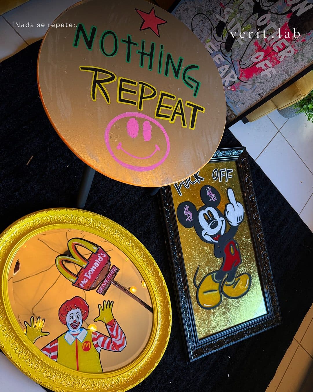 Bandeja dourada nothing repeat com pratos grafitados da vérít.lab