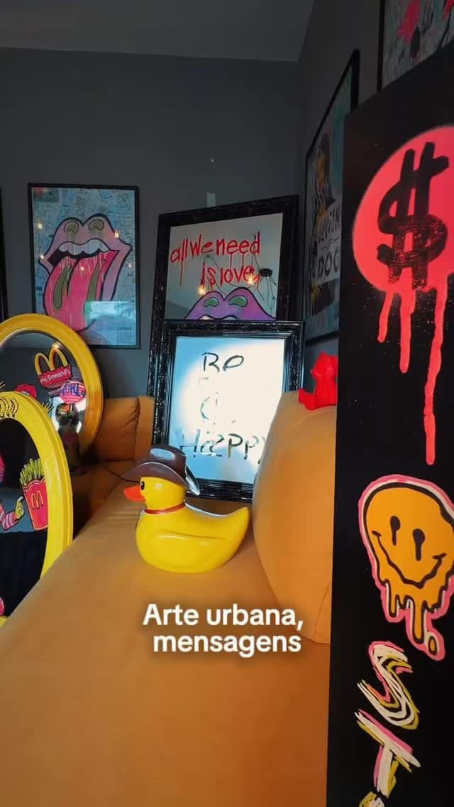 Corredor escuro com quadros neon e arte urbana