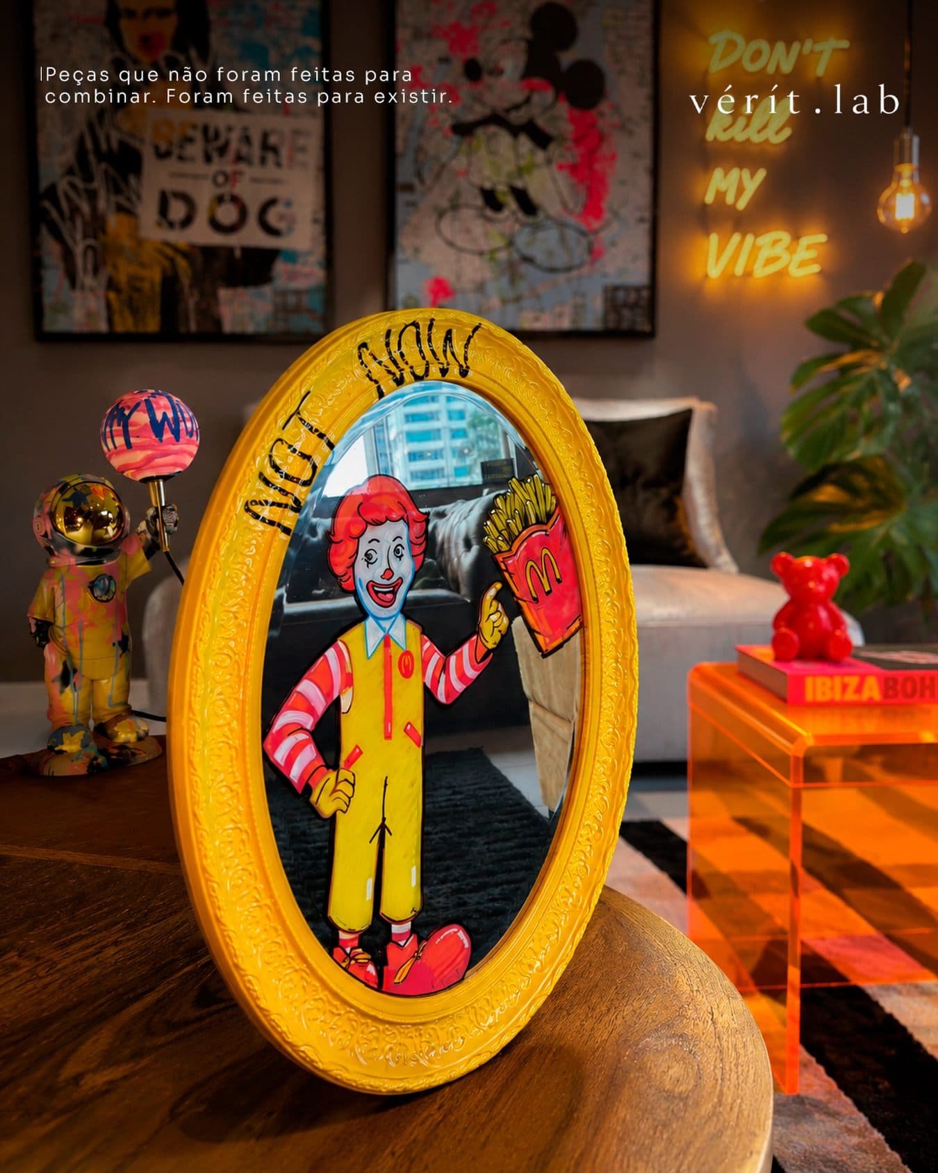 Quarto com espelho oval amarelo e peças pop da vérít.lab